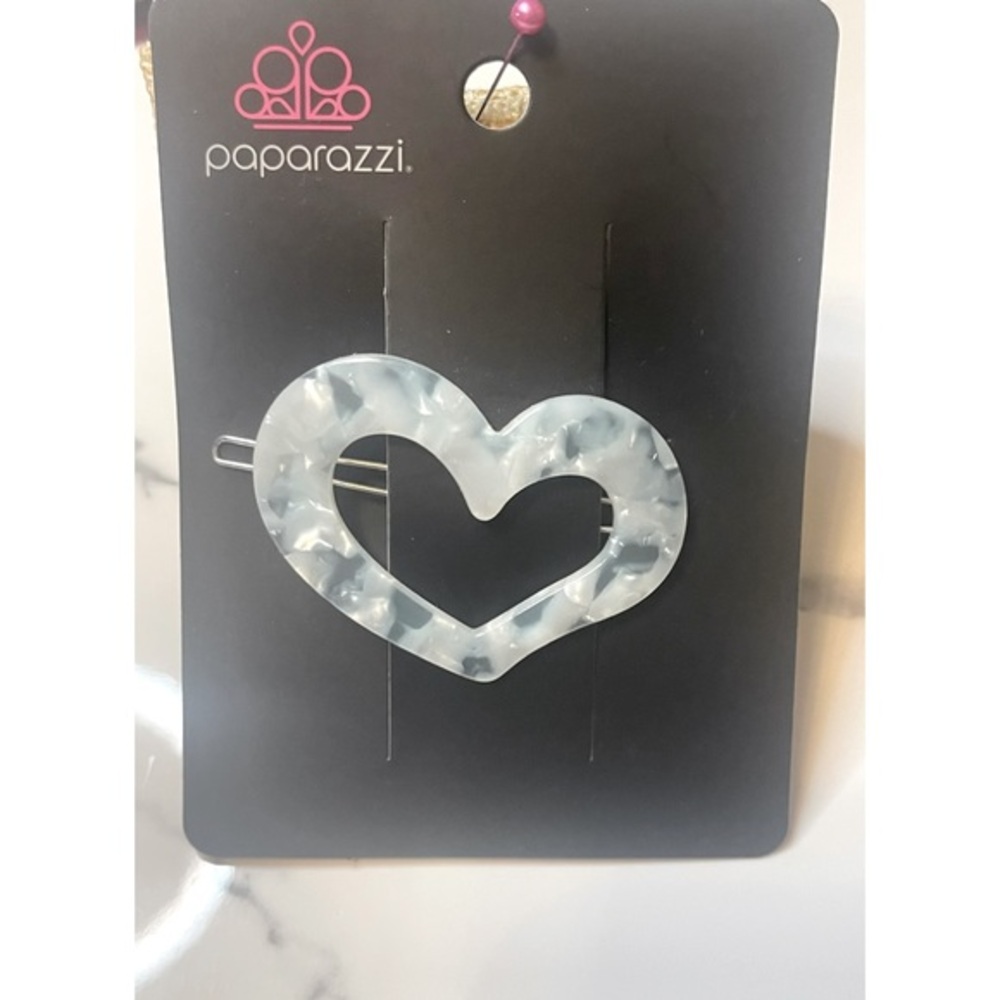 Paparazzi heart shape Barrett ( clips in)